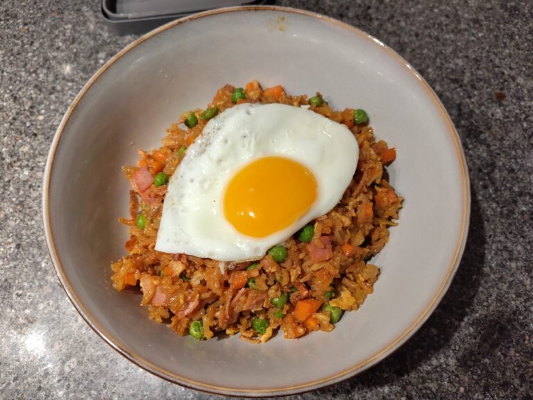 Gebakken rijst met spiegelei